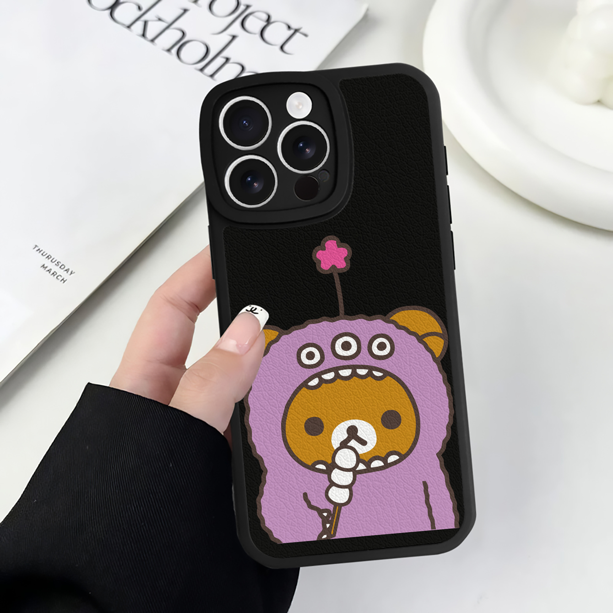 （画像用） リラックマ リラックマ キイロイトリ Rilakkuma Korilakkuma Kiiroitori 【iPhone 16シリーズ対応】シリコンスマホケース（レザー調） 材質：シリコン